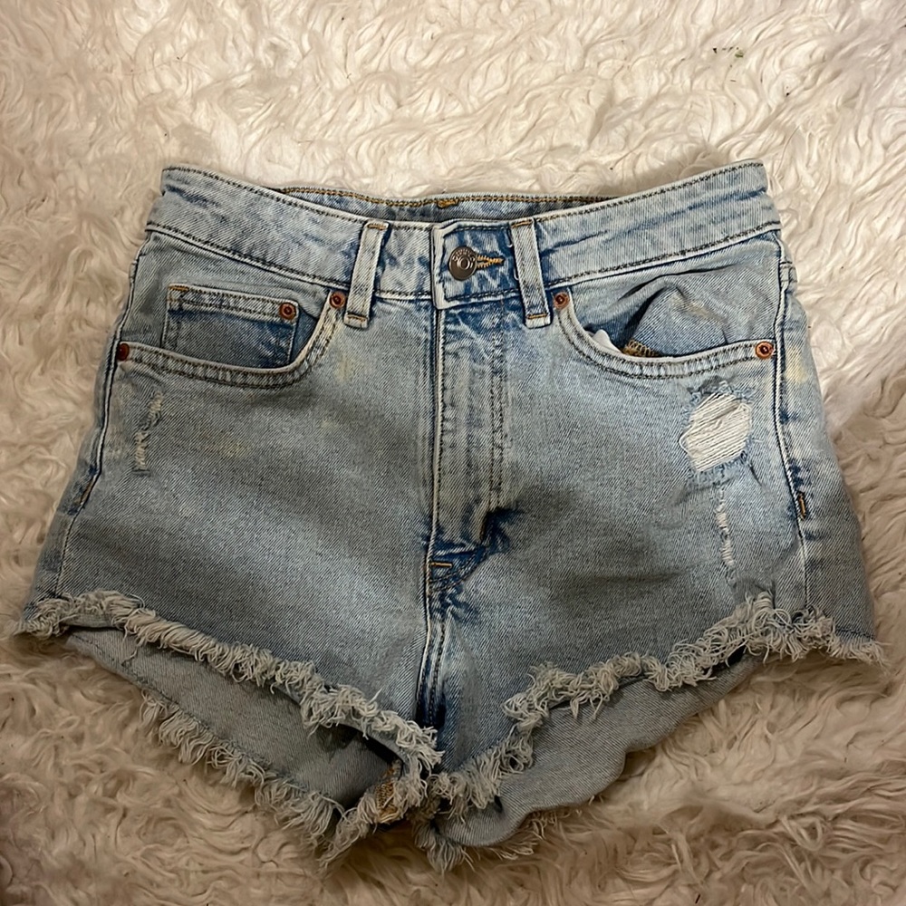 Very true to size, light wash denim shorts sz 4